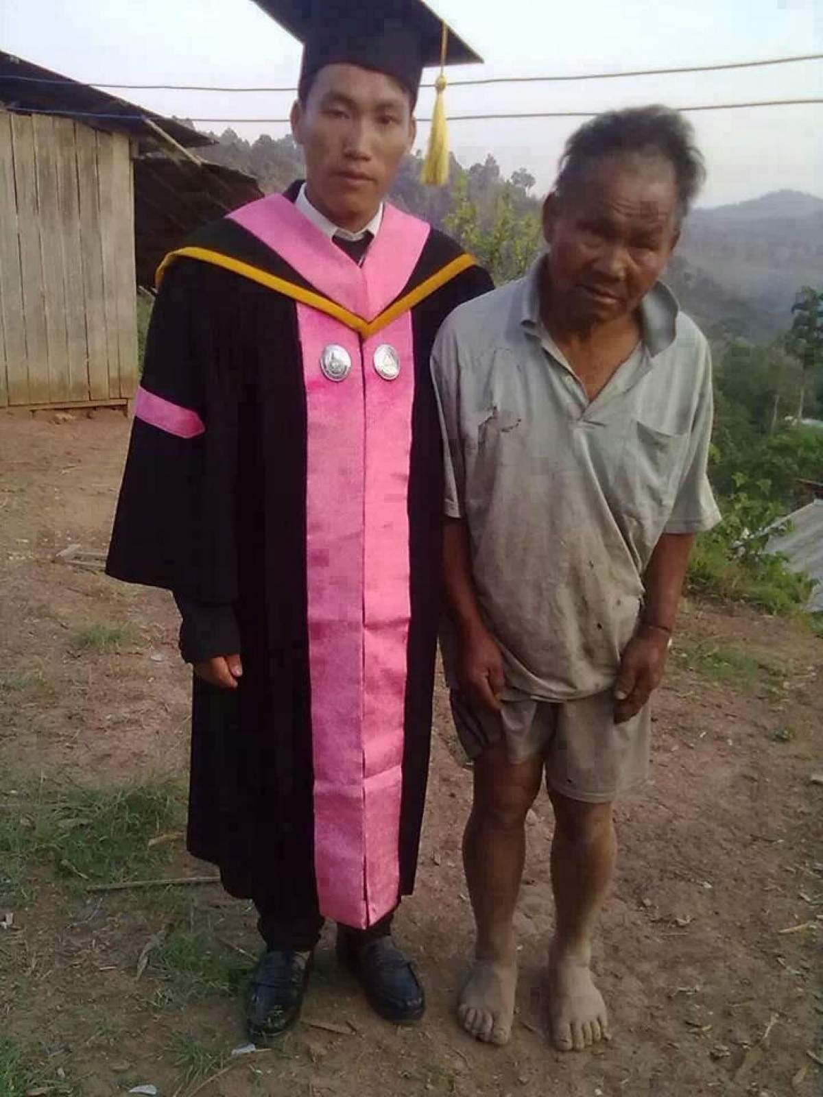 謝謝你讓我讀完大學！兒子揪爸「拍下最揪心畢業照」　貧苦爸「不經意小動作」他淚泣：替爸爸驕傲