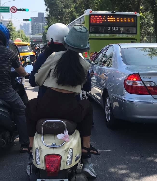 考眼力？他騎車驚見「雙載長髮妹」怪怪的　仔細一看「江湖傳說成真」1.5萬人笑翻：第一眼沒發現