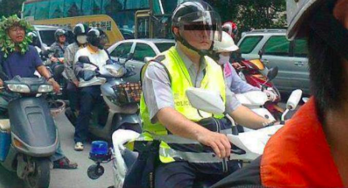 考眼力？他騎車驚見「雙載長髮妹」怪怪的　仔細一看「江湖傳說成真」1.5萬人笑翻：第一眼沒發現