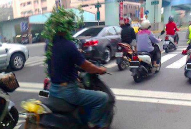 考眼力？他騎車驚見「雙載長髮妹」怪怪的　仔細一看「江湖傳說成真」1.5萬人笑翻：第一眼沒發現