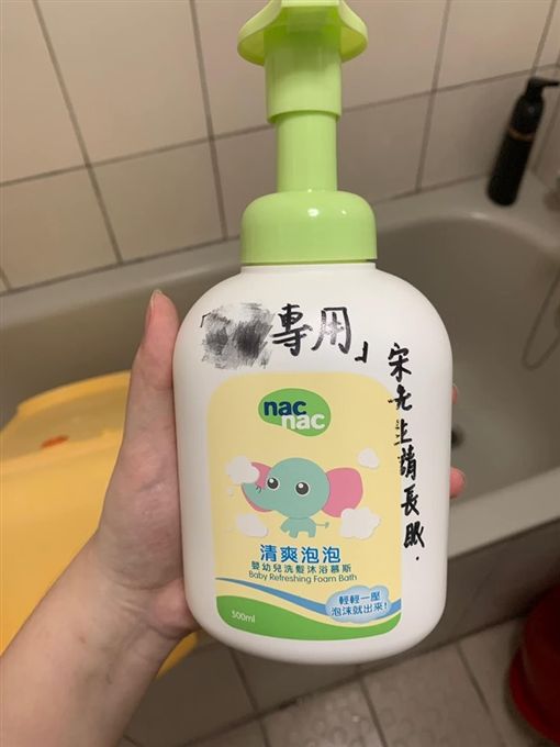 老公不長眼！她在整間房子「貼滿標語對罵老公」　婆婆看到「秒衝出來補一腳」網友笑翻