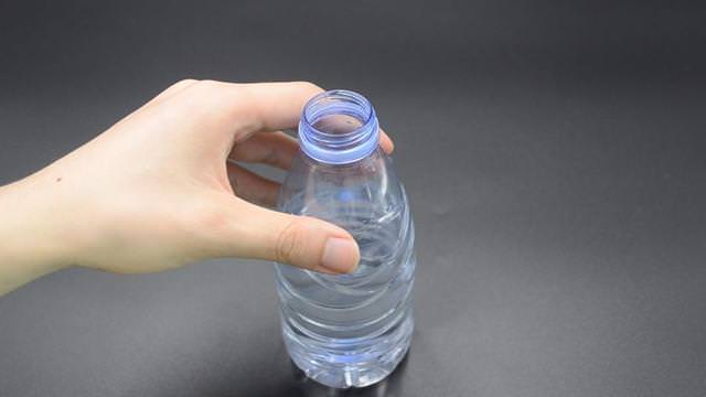 廁所排水孔「又髒又臭飄異味」好難徹底清除！「教你自製清潔液」輕鬆解決家家煩惱