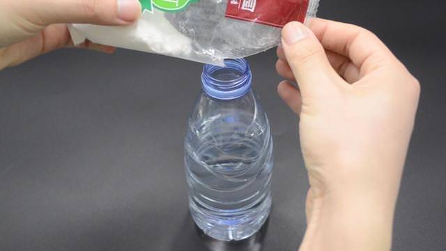廁所排水孔「又髒又臭飄異味」好難徹底清除！「教你自製清潔液」輕鬆解決家家煩惱