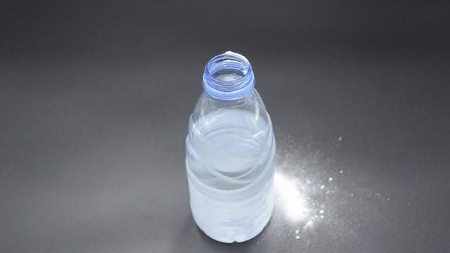 廁所排水孔「又髒又臭飄異味」好難徹底清除！「教你自製清潔液」輕鬆解決家家煩惱