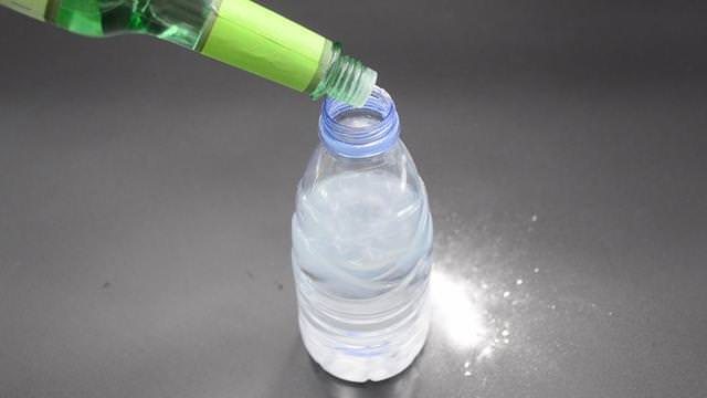 廁所排水孔「又髒又臭飄異味」好難徹底清除！「教你自製清潔液」輕鬆解決家家煩惱