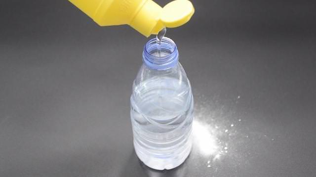 廁所排水孔「又髒又臭飄異味」好難徹底清除！「教你自製清潔液」輕鬆解決家家煩惱