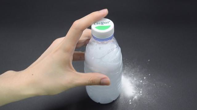 廁所排水孔「又髒又臭飄異味」好難徹底清除！「教你自製清潔液」輕鬆解決家家煩惱
