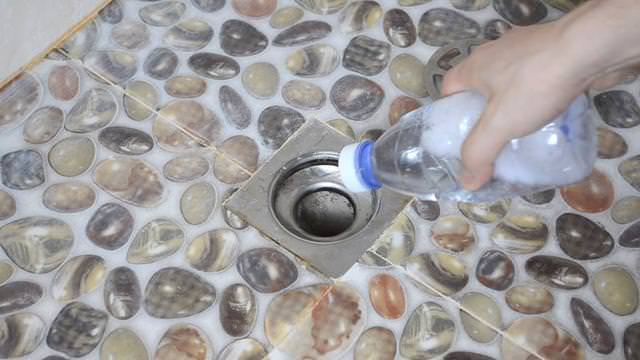 廁所排水孔「又髒又臭飄異味」好難徹底清除！「教你自製清潔液」輕鬆解決家家煩惱