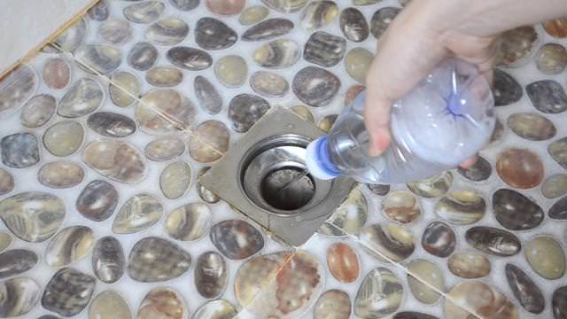 廁所排水孔「又髒又臭飄異味」好難徹底清除！「教你自製清潔液」輕鬆解決家家煩惱