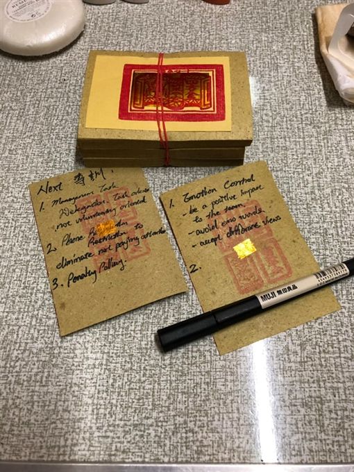 好天真！老外大推「台灣便條紙」香香的　網全歪樓「還能許願＋清腸」：送他兩疊回國用！