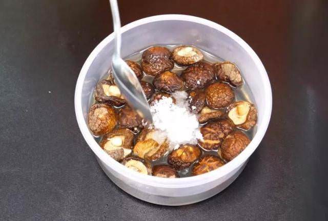 「泡發香菇」10個人9人都錯了！飯店廚師長用此方法「三分鐘全泡開」一招搞定