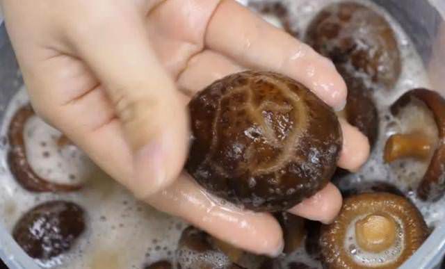 「泡發香菇」10個人9人都錯了！飯店廚師長用此方法「三分鐘全泡開」一招搞定