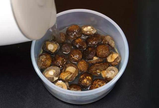「泡發香菇」10個人9人都錯了！飯店廚師長用此方法「三分鐘全泡開」一招搞定