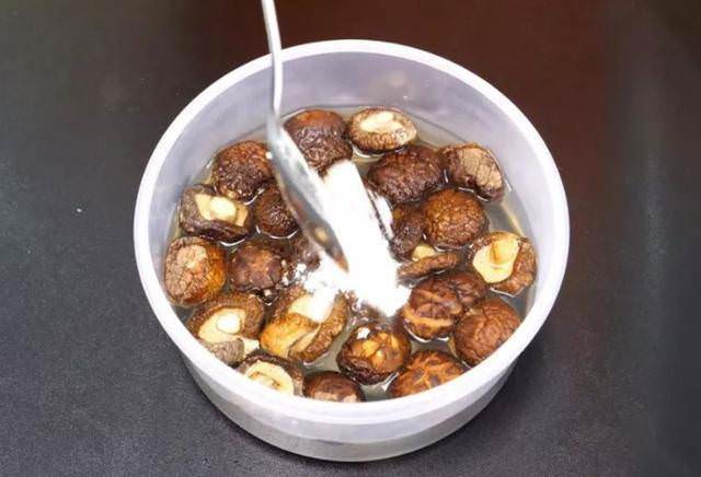 「泡發香菇」10個人9人都錯了！飯店廚師長用此方法「三分鐘全泡開」一招搞定