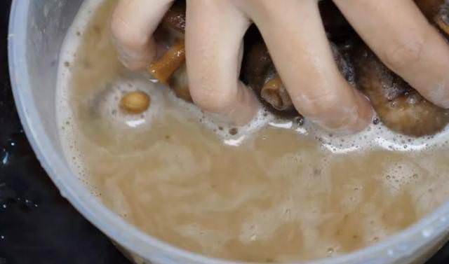 「泡發香菇」10個人9人都錯了！飯店廚師長用此方法「三分鐘全泡開」一招搞定