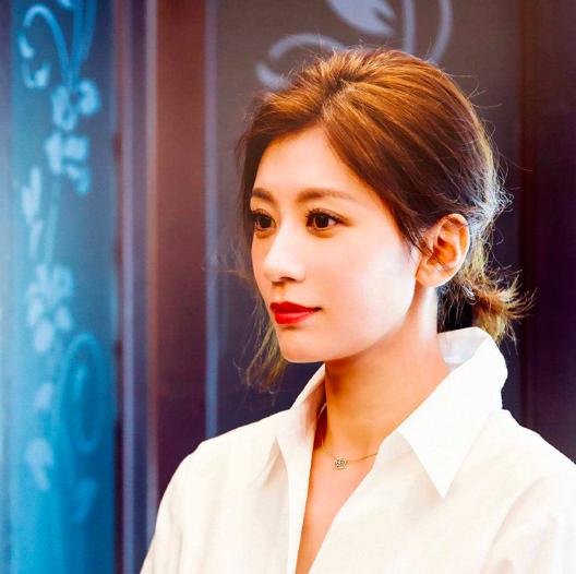 賈靜雯「17歲與家人合照」被曝光,無美顏濾鏡還是素顏的她,實在太漂亮了!