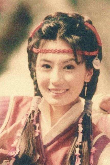 賈靜雯「17歲與家人合照」被曝光,無美顏濾鏡還是素顏的她,實在太漂亮了!