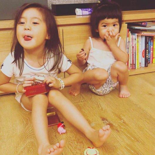 賈靜雯「17歲與家人合照」被曝光,無美顏濾鏡還是素顏的她,實在太漂亮了!