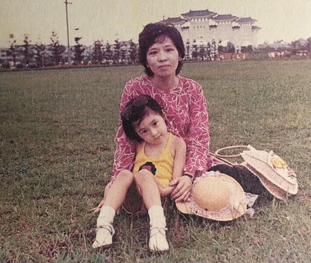 賈靜雯「17歲與家人合照」被曝光,無美顏濾鏡還是素顏的她,實在太漂亮了!