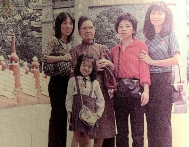 賈靜雯「17歲與家人合照」被曝光,無美顏濾鏡還是素顏的她,實在太漂亮了!