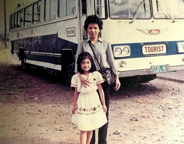 賈靜雯「17歲與家人合照」被曝光,無美顏濾鏡還是素顏的她,實在太漂亮了!