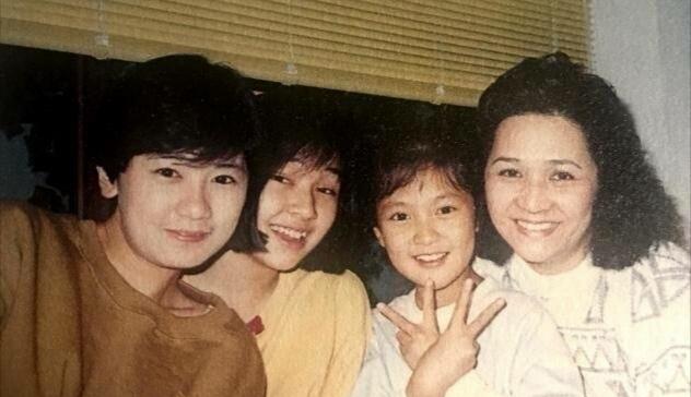 賈靜雯「17歲與家人合照」被曝光,無美顏濾鏡還是素顏的她,實在太漂亮了!