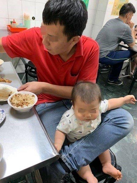 餐廳沒兒童座椅！媽媽公開「人體超強大絕」　曬示範照「一往下超大亮點」網笑翻：老公神隊友