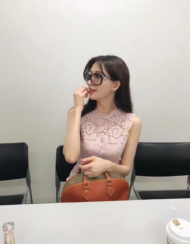 45歲林志玲「未修圖」！輕鬆駕馭「蕾絲粉紅裙」身材曲線超好　一雙白皙長腿網：優雅動人