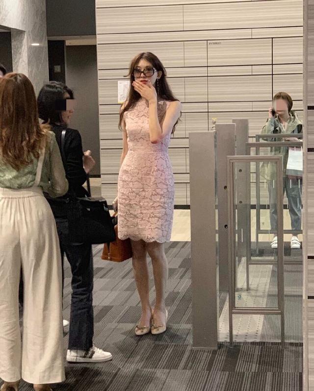 45歲林志玲「未修圖」！輕鬆駕馭「蕾絲粉紅裙」身材曲線超好　一雙白皙長腿網：優雅動人