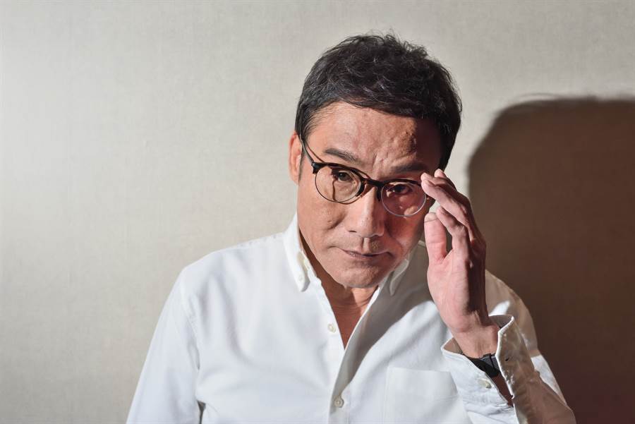 愛妻被嫌配不上！梁家輝霸氣反擊：「我太太是最完美的女人」　奉勸天下男人「婚姻是一生一世的事」
