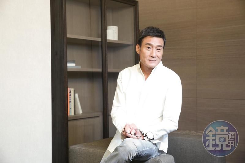 愛妻被嫌配不上！梁家輝霸氣反擊：「我太太是最完美的女人」　奉勸天下男人「婚姻是一生一世的事」