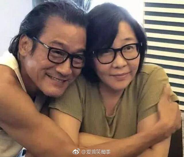愛妻被嫌配不上！梁家輝霸氣反擊：「我太太是最完美的女人」　奉勸天下男人「婚姻是一生一世的事」