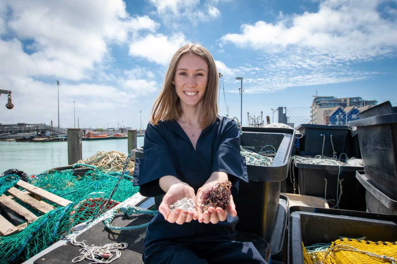 1隻魚做1400個袋子！ 23歲女大生研發「超環保魚皮塑膠」　100％分解「回收後超強功用」全球讚爆