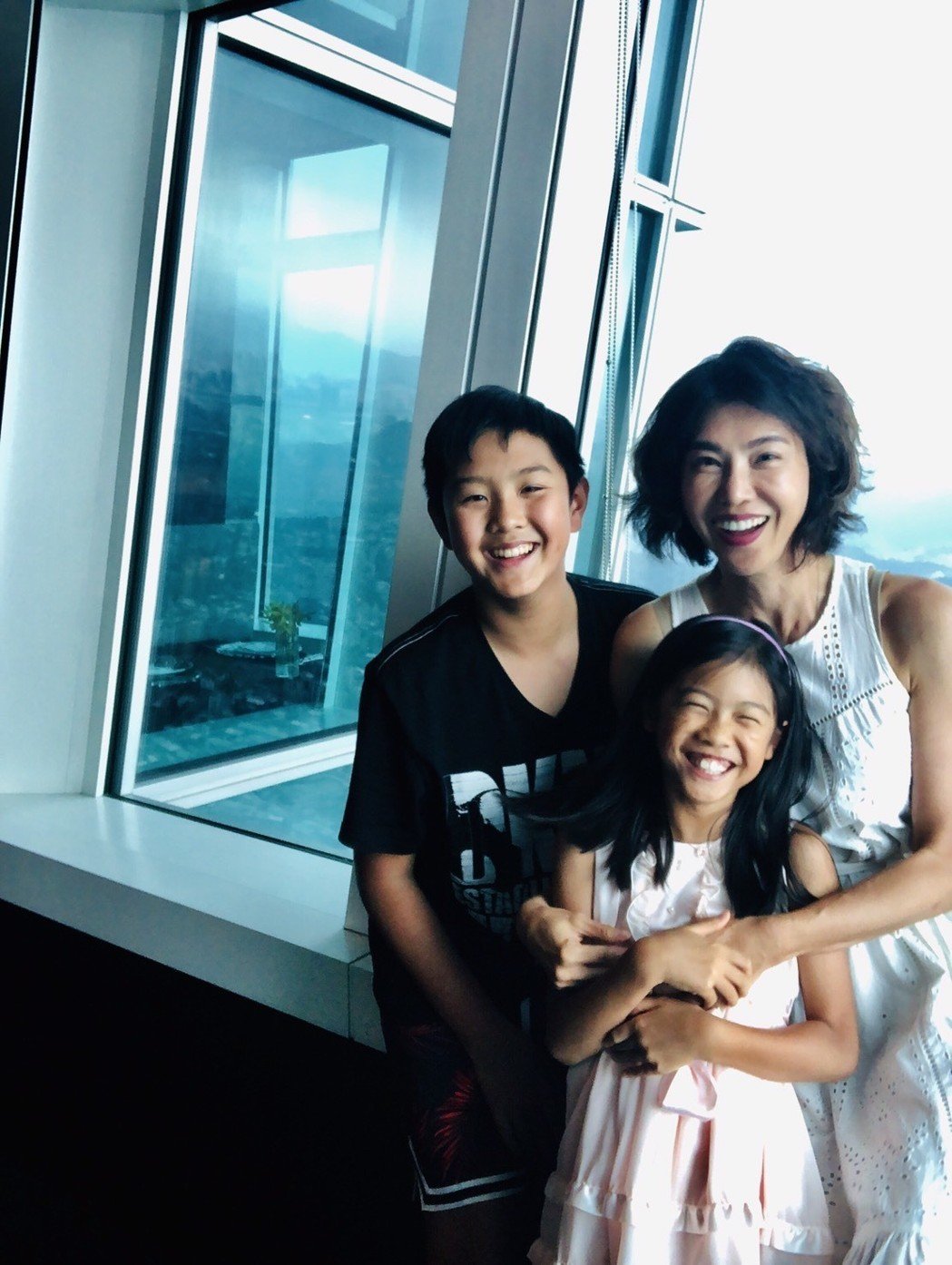 女星「忍痛割捨13年骨肉」送兒與前夫生活 「放手真的很難」她哽咽尊重兒決定:也許不再回來