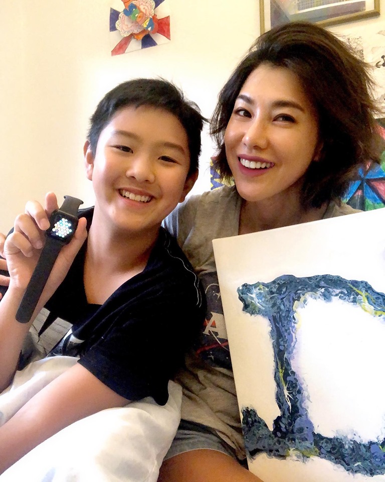 女星「忍痛割捨13年骨肉」送兒與前夫生活 「放手真的很難」她哽咽尊重兒決定:也許不再回來