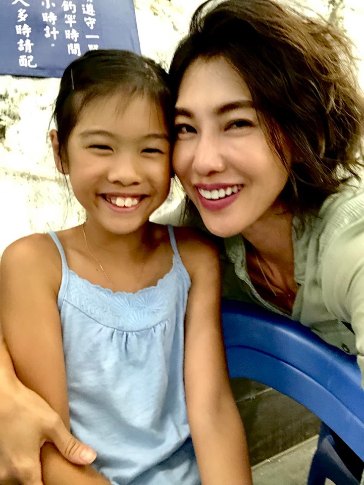 女星「忍痛割捨13年骨肉」送兒與前夫生活 「放手真的很難」她哽咽尊重兒決定:也許不再回來