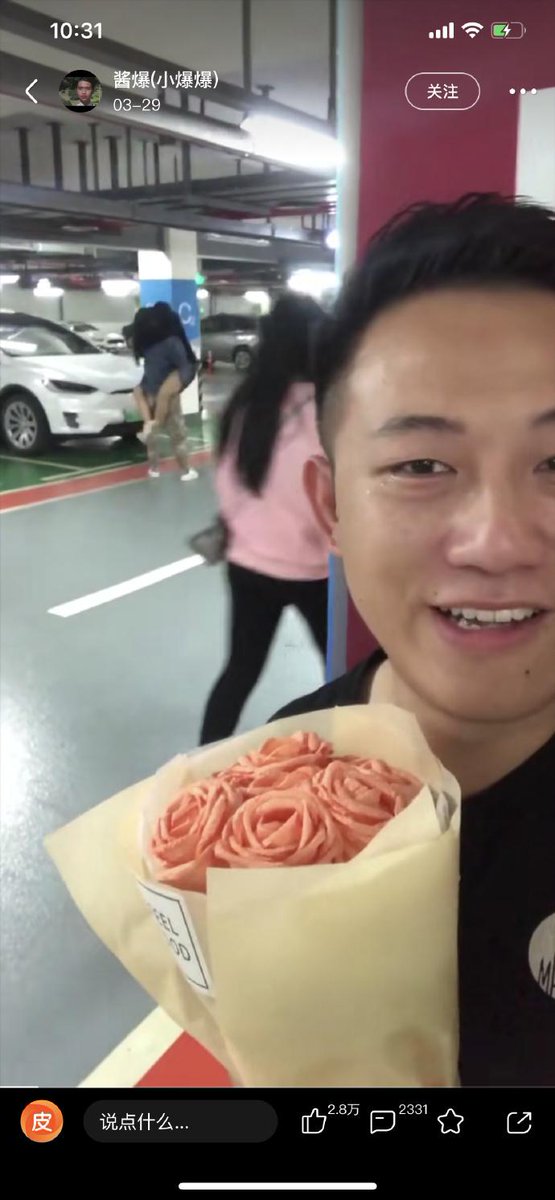 照片有亮點！他買鮮花「要給女友生日驚喜」滿心期待　一回頭「他秒爆哭」：驚喜變驚嚇