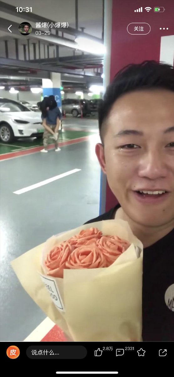 照片有亮點！他買鮮花「要給女友生日驚喜」滿心期待　一回頭「他秒爆哭」：驚喜變驚嚇