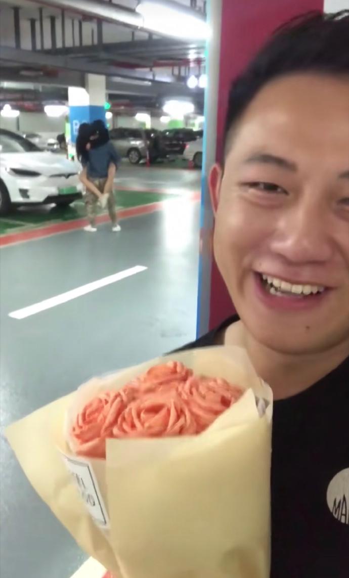照片有亮點！他買鮮花「要給女友生日驚喜」滿心期待　一回頭「他秒爆哭」：驚喜變驚嚇