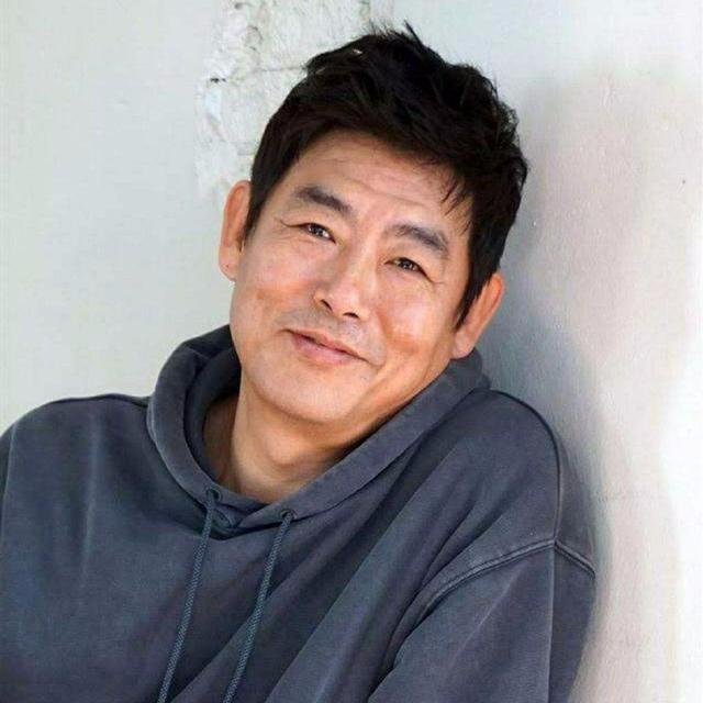 童年因私生子身份不幸「父親缺席56年」 生意失敗欠錢「10年低谷妻子無悔陪伴」