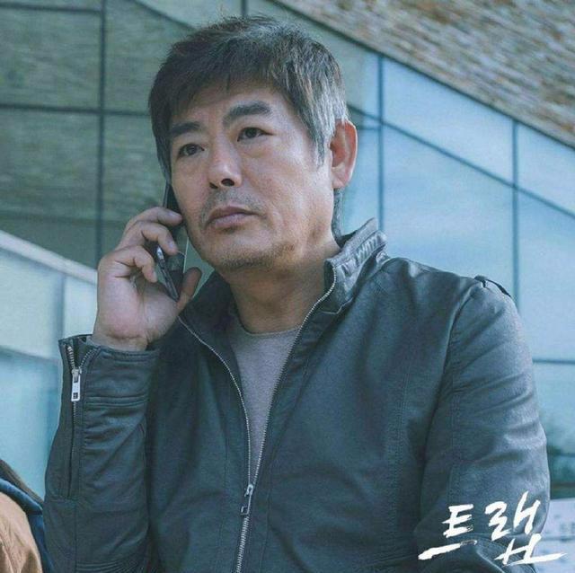 童年因私生子身份不幸「父親缺席56年」 生意失敗欠錢「10年低谷妻子無悔陪伴」