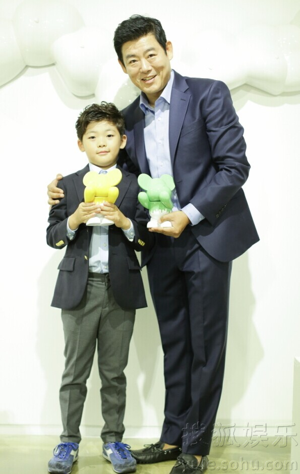 童年因私生子身份不幸「父親缺席56年」 生意失敗欠錢「10年低谷妻子無悔陪伴」