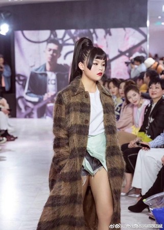 超勵志!史上最醜女團Cindy「整個人瘦一圈」 神進化「圓臉土妹→時尚長腿妹」網看傻:氣場超強