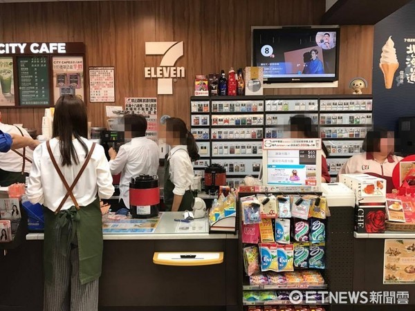 對超商正妹店員一見鐘情！他出奇招「天天買拿鐵加5顆糖」被記住　買2年後「神反轉結局」萬人看傻