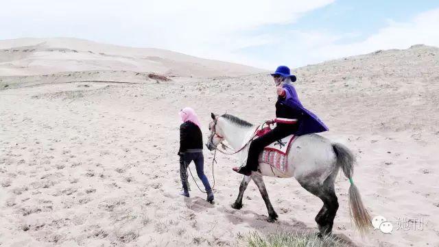 年齡只是數字！76歲老奶奶「騎哈雷、穿越西藏沙漠、當模特兒」　把日子活成電影：「追夢永不嫌晚！」