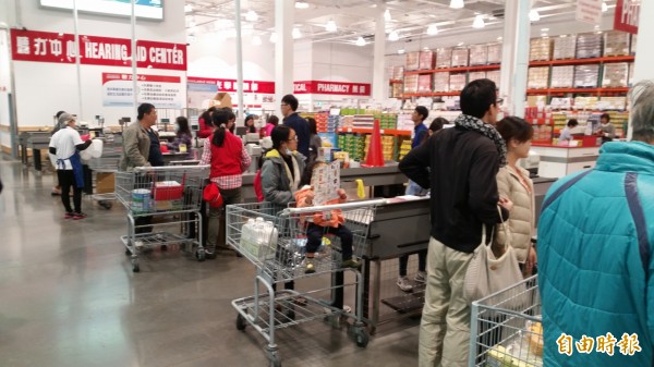 阿嬤結帳太慢！手抖掏錢包「被後面情侶嗆」：X排多久了　孫女訴苦被網友冷回「阿嬤要改一改」