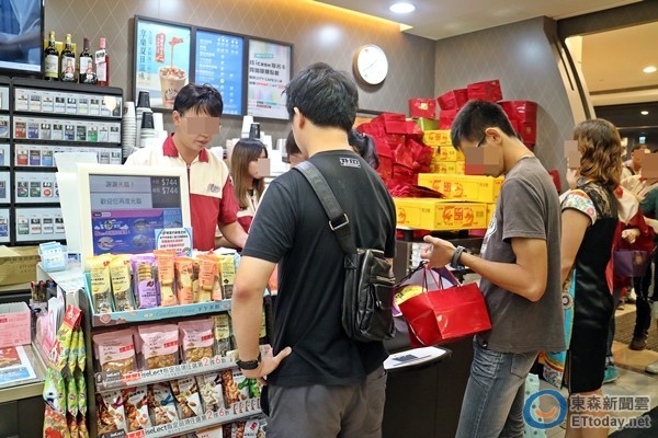 阿嬤結帳太慢！手抖掏錢包「被後面情侶嗆」：X排多久了　孫女訴苦被網友冷回「阿嬤要改一改」