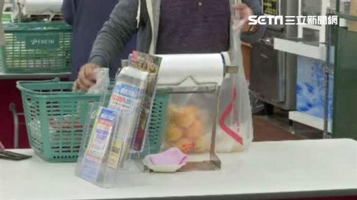 阿嬤結帳太慢！手抖掏錢包「被後面情侶嗆」：X排多久了　孫女訴苦被網友冷回「阿嬤要改一改」