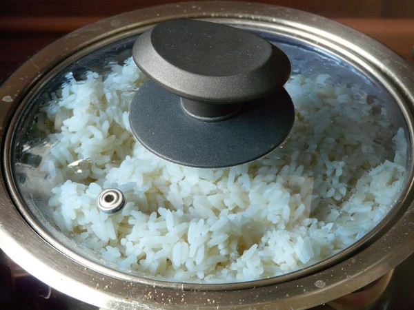 過年沒回家！學生妹打工回宿舍「電鍋憑空出現白飯」　免費吃一個月「瞥見監視器畫面」差點吐出來