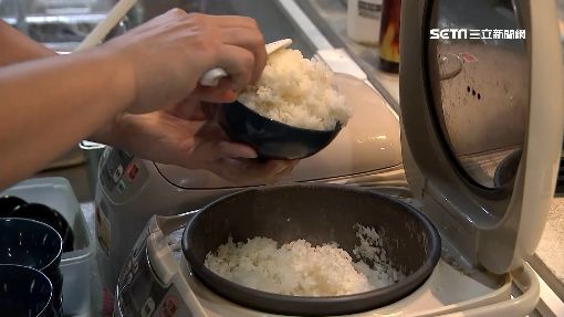 過年沒回家！學生妹打工回宿舍「電鍋憑空出現白飯」　免費吃一個月「瞥見監視器畫面」差點吐出來